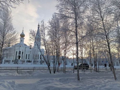 Город в декабрьской утренней неге, постепенно просыпается природа