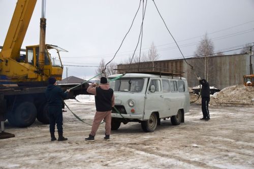 Две «буханки» и ЛуАЗ  отправили в зону СВО