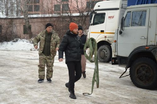 Две «буханки» и ЛуАЗ  отправили в зону СВО