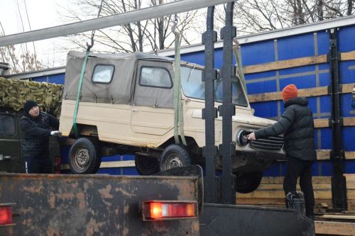 Две «буханки» и ЛуАЗ  отправили в зону СВО