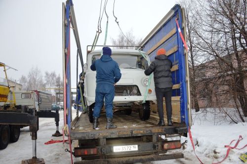 Две «буханки» и ЛуАЗ  отправили в зону СВО