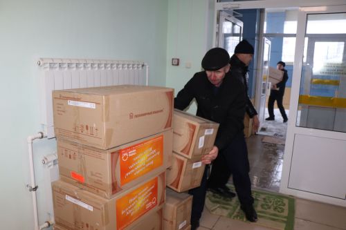 В преддверии нового года группа компаний КМИЗ подарила Лаишевской ЦРБ 32 коробки с медицинским инструментом