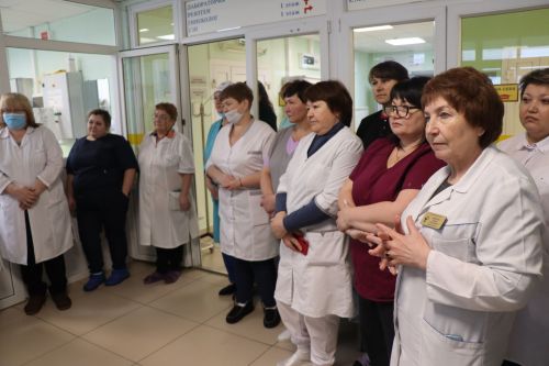 В преддверии нового года группа компаний КМИЗ подарила Лаишевской ЦРБ 32 коробки с медицинским инструментом