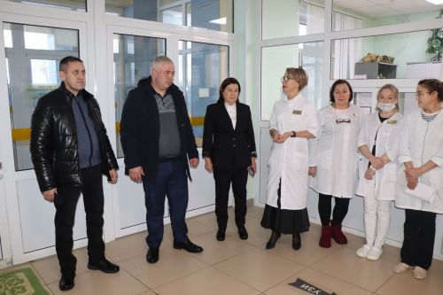 В преддверии нового года группа компаний КМИЗ подарила Лаишевской ЦРБ 32 коробки с медицинским инструментом
