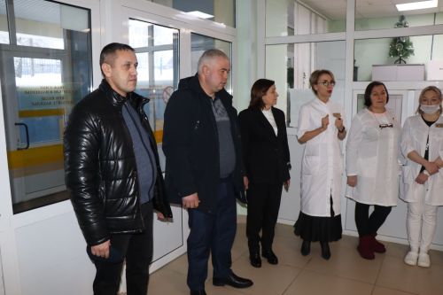 В преддверии нового года группа компаний КМИЗ подарила Лаишевской ЦРБ 32 коробки с медицинским инструментом