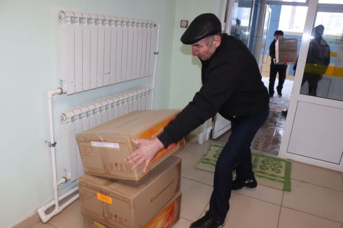 В преддверии нового года группа компаний КМИЗ подарила Лаишевской ЦРБ 32 коробки с медицинским инструментом
