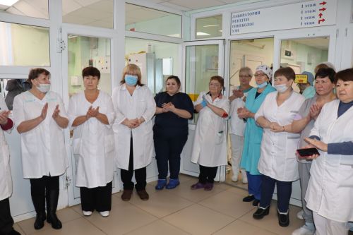 В преддверии нового года группа компаний КМИЗ подарила Лаишевской ЦРБ 32 коробки с медицинским инструментом