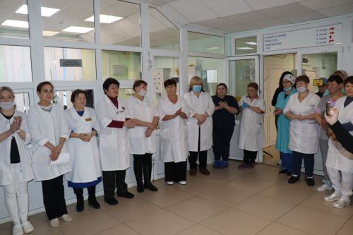 В преддверии нового года группа компаний КМИЗ подарила Лаишевской ЦРБ 32 коробки с медицинским инструментом