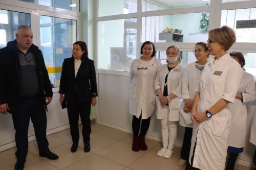 В преддверии нового года группа компаний КМИЗ подарила Лаишевской ЦРБ 32 коробки с медицинским инструментом