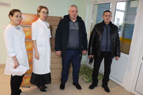 В преддверии нового года группа компаний КМИЗ подарила Лаишевской ЦРБ 32 коробки с медицинским инструментом