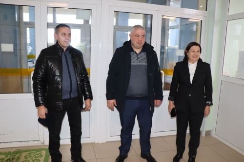 В преддверии нового года группа компаний КМИЗ подарила Лаишевской ЦРБ 32 коробки с медицинским инструментом