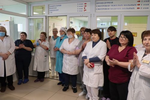 В преддверии нового года группа компаний КМИЗ подарила Лаишевской ЦРБ 32 коробки с медицинским инструментом