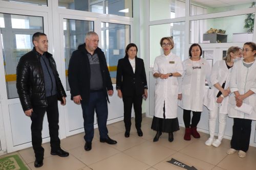 В преддверии нового года группа компаний КМИЗ подарила Лаишевской ЦРБ 32 коробки с медицинским инструментом