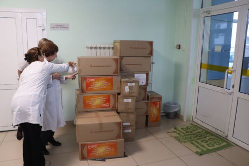В преддверии нового года группа компаний КМИЗ подарила Лаишевской ЦРБ 32 коробки с медицинским инструментом