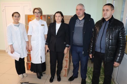 В преддверии нового года группа компаний КМИЗ подарила Лаишевской ЦРБ 32 коробки с медицинским инструментом