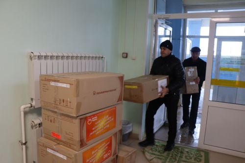 В преддверии нового года группа компаний КМИЗ подарила Лаишевской ЦРБ 32 коробки с медицинским инструментом