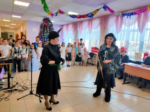 Коллектив школы из Лаишевского района организовал большой новогодний праздник
