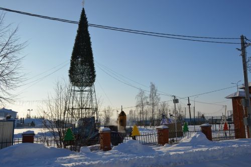 Продолжается установка главной елки города Лаишево