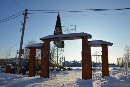 Продолжается установка главной елки города Лаишево