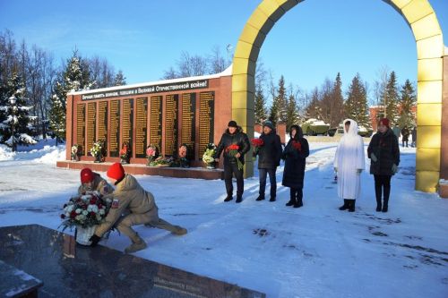 Глава Лаишевского района возложил цветы к бюстам Героев в парке Победы