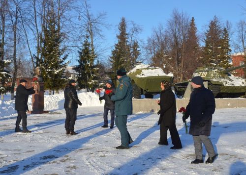 Глава Лаишевского района возложил цветы к бюстам Героев в парке Победы