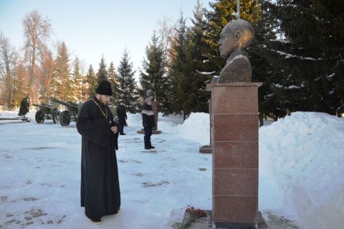 Глава Лаишевского района возложил цветы к бюстам Героев в парке Победы