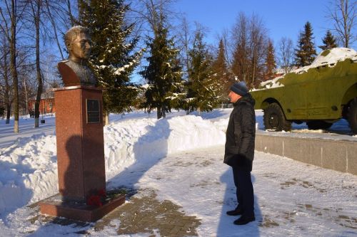 Глава Лаишевского района возложил цветы к бюстам Героев в парке Победы