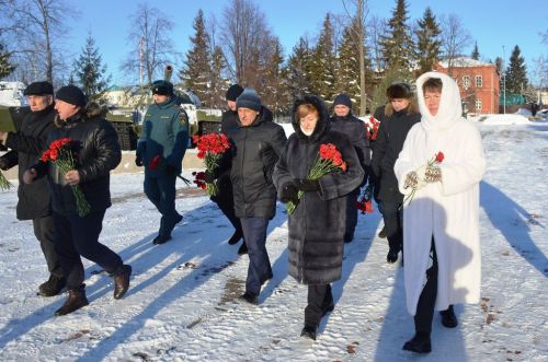 Глава Лаишевского района возложил цветы к бюстам Героев в парке Победы