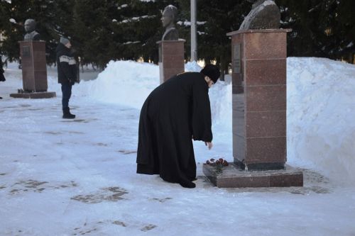 Глава Лаишевского района возложил цветы к бюстам Героев в парке Победы
