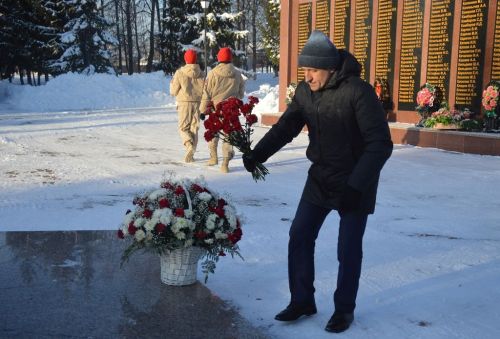 Глава Лаишевского района возложил цветы к бюстам Героев в парке Победы