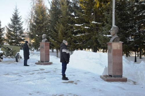 Глава Лаишевского района возложил цветы к бюстам Героев в парке Победы