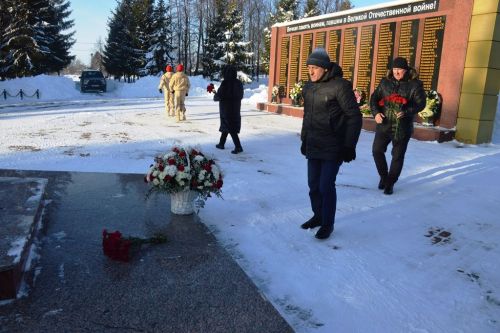 Глава Лаишевского района возложил цветы к бюстам Героев в парке Победы