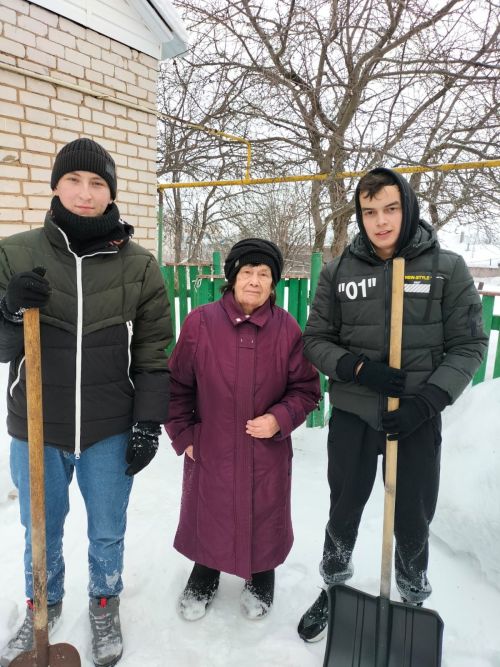 Студенты Лаишевского техникума помогают пенсионерам убрать снег во дворе