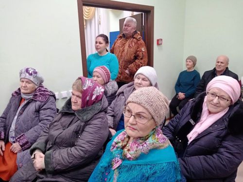 Встреча с жителями поселения началась с выставки