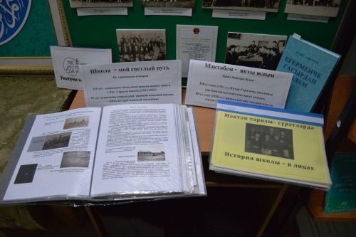 Встреча с жителями поселения началась с выставки