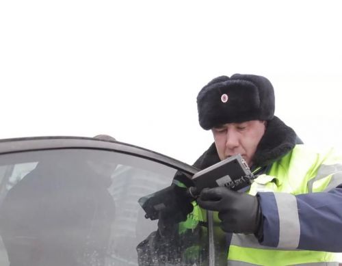 Накануне Дня защитника Отечества сотрудники ГИБДД проводят рейд