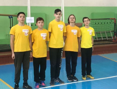 Мальчишки играют в «Зарницу»