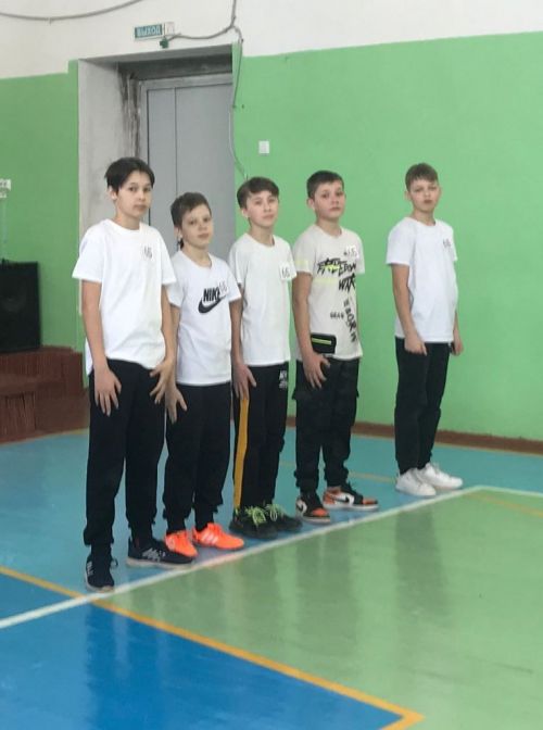 Мальчишки играют в «Зарницу»