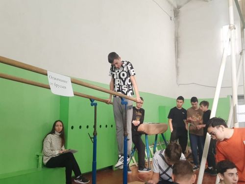 Мальчишки играют в «Зарницу»