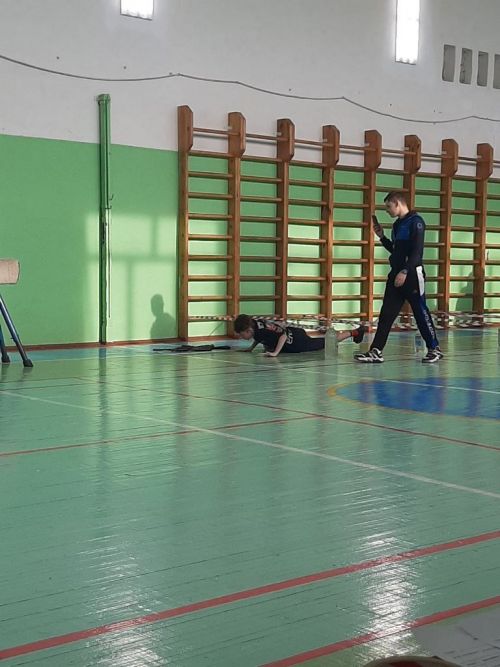 Мальчишки играют в «Зарницу»