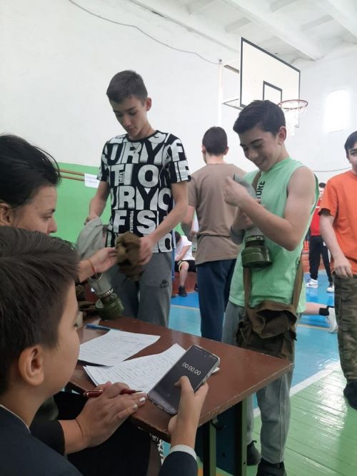 Мальчишки играют в «Зарницу»