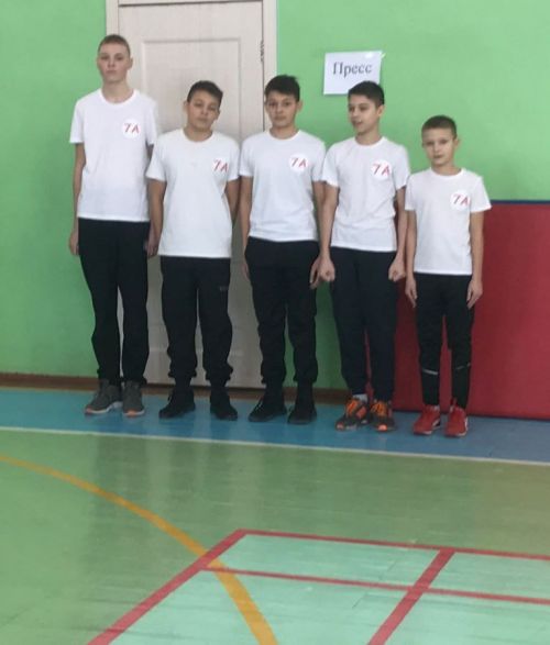 Мальчишки играют в «Зарницу»