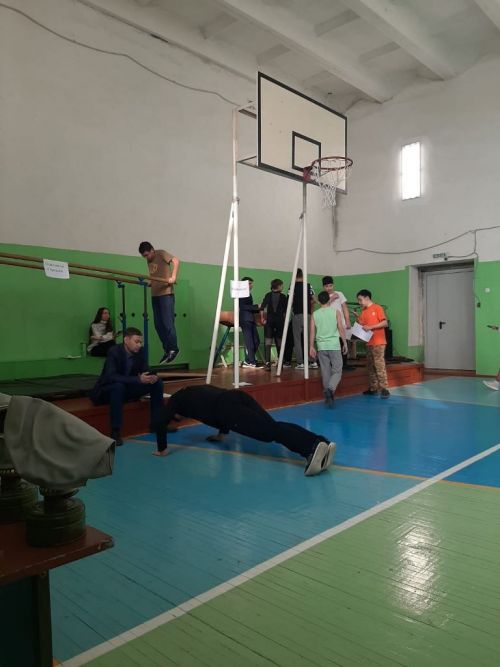 Мальчишки играют в «Зарницу»