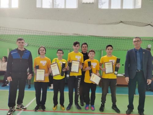 Мальчишки играют в «Зарницу»