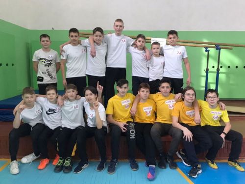 Мальчишки играют в «Зарницу»