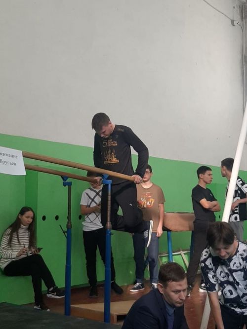 Мальчишки играют в «Зарницу»