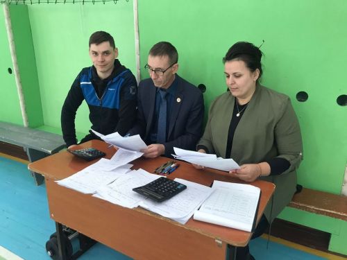 Мальчишки играют в «Зарницу»