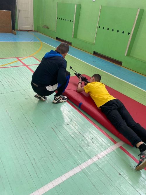 Мальчишки играют в «Зарницу»
