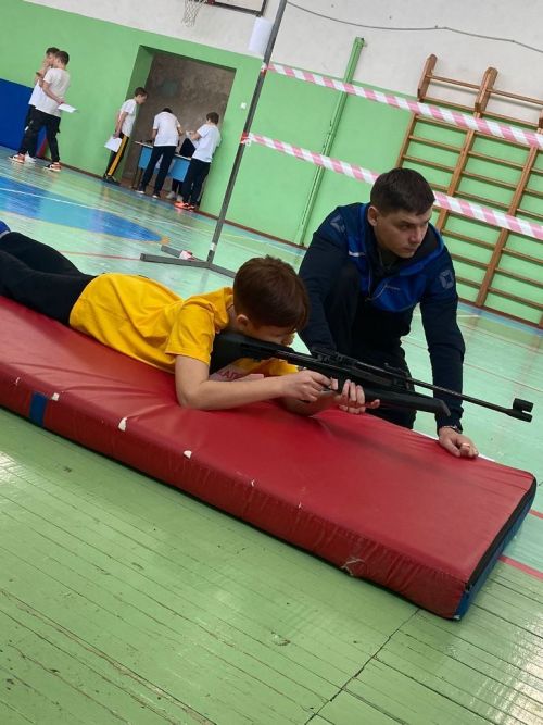 Мальчишки играют в «Зарницу»