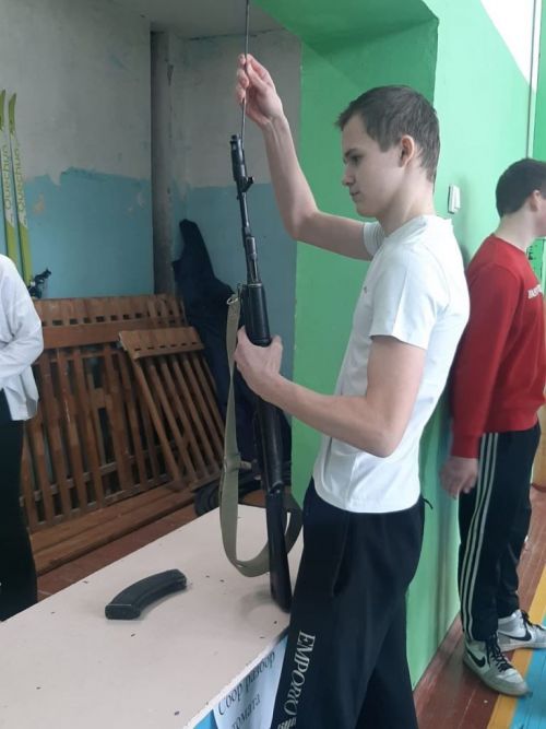 Мальчишки играют в «Зарницу»
